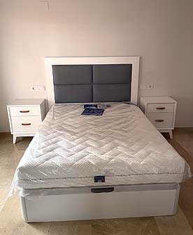 Dormitorio completo lacado en blanco con tapizado gris, colchn y canape abatible