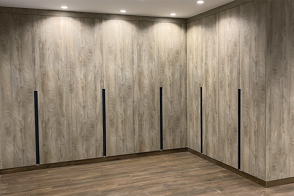 Vestidor de madera natural y veta vista